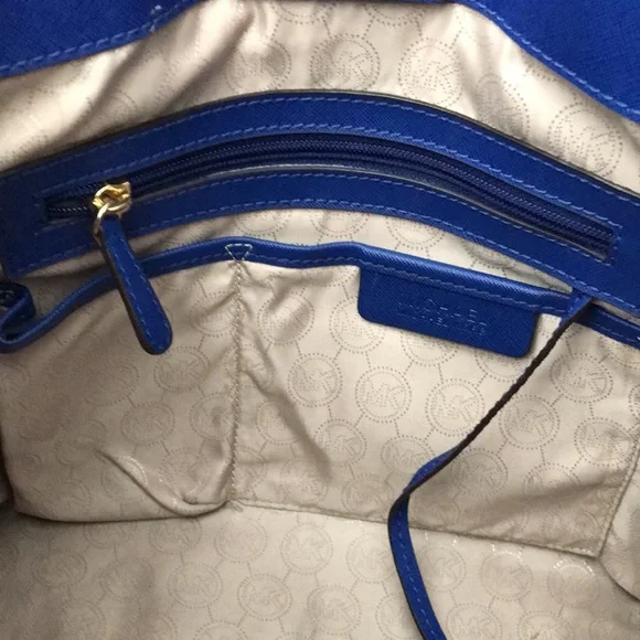 MICHAEL KORS  Hand bag used couple times very good condition - Picture 9 of 10